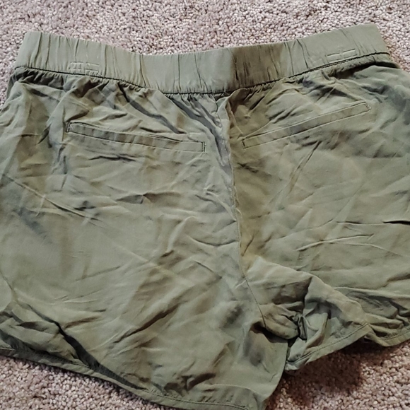 Khaki green Gap stretchy shorts - Picture 3 of 3